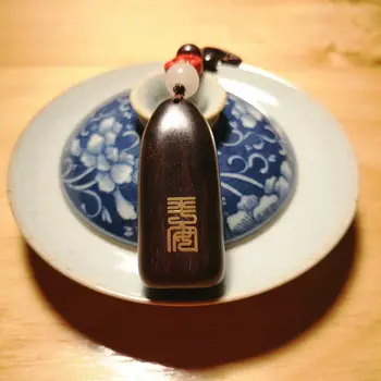 Китайските традиционни безопасни и благоприятни ключодържатели от сандалово дърво с надпис ръчна изработка, инкрустирани с мед висящ кабел, талисмани ръчно плетени на късмет