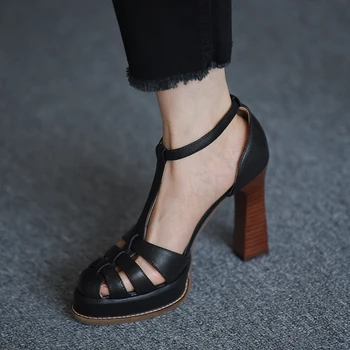 Летни нови сандали Baotou от кожа с кухи блочным ток и с висок ток, водонепроницаемое рокля за банкет на платформата, универсална работна дамски обувки